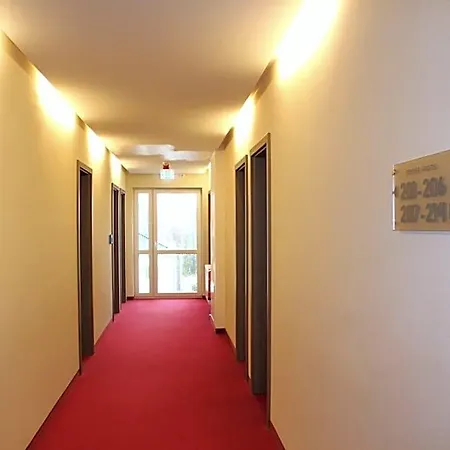In ホテル 3*